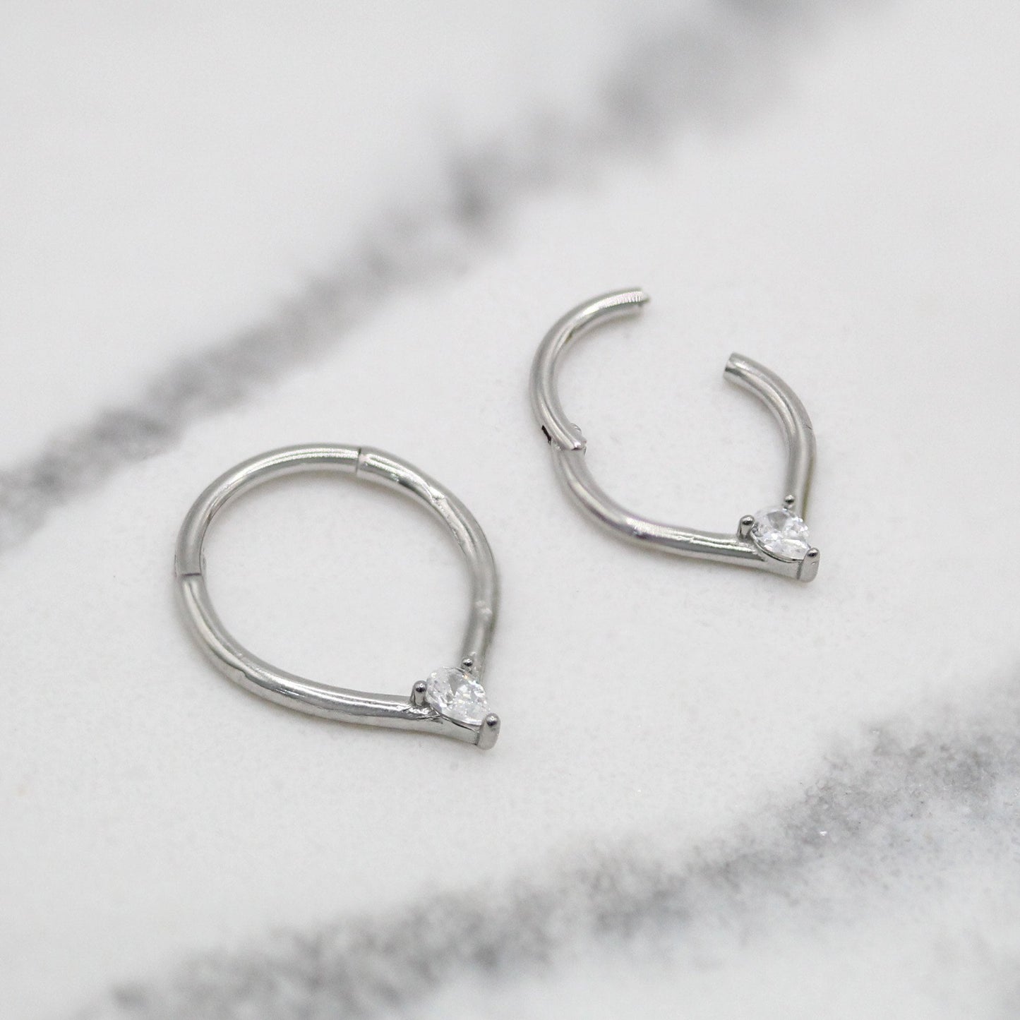 Steel Solitaire Forward Facing Hinge Ring - 1.2mm