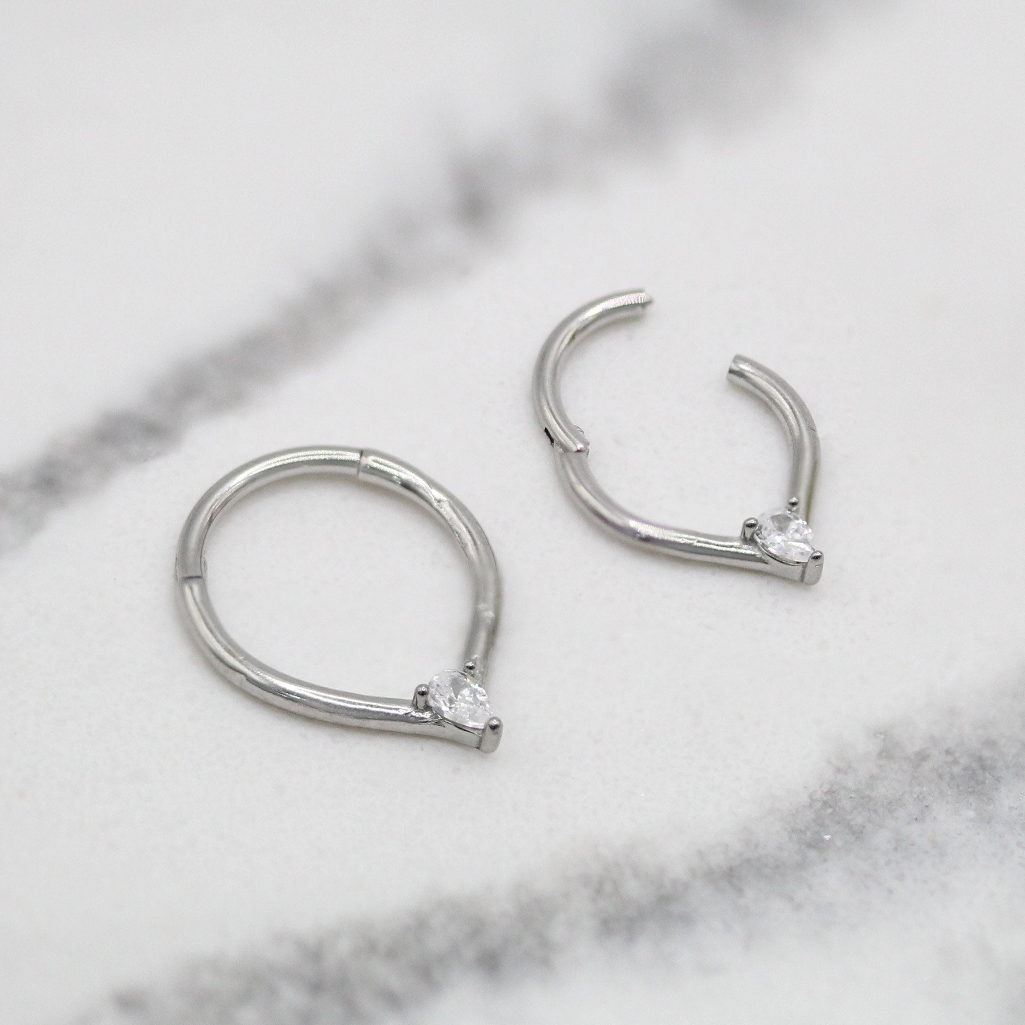 Steel Solitaire Forward Facing Hinge Ring - 1.2mm