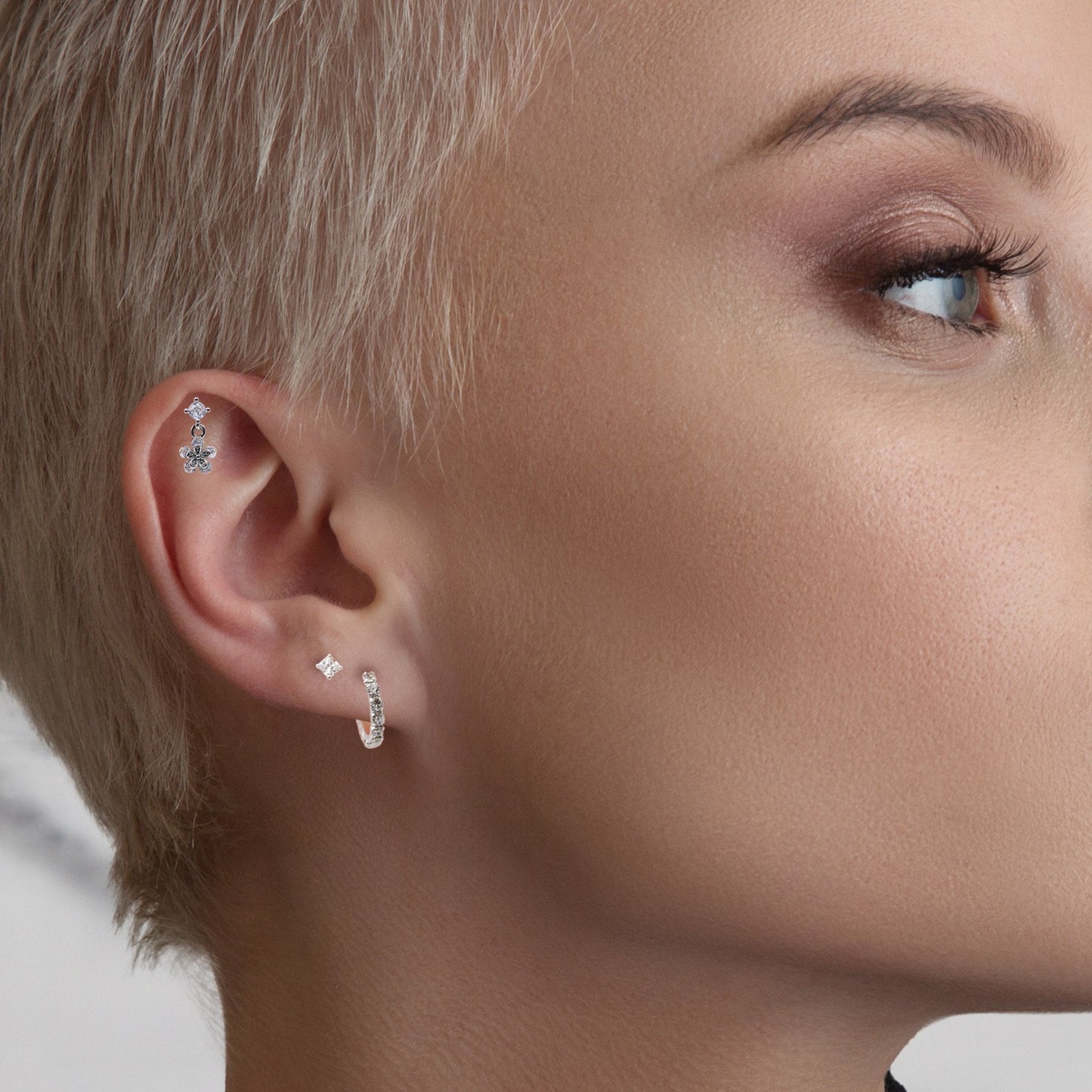 Crystal Labret with Beaded Daisy Charm